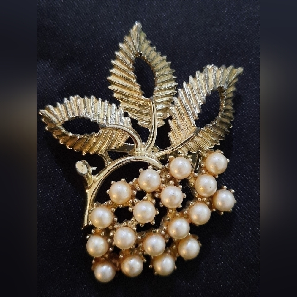 BSK Vintage Seed Pearl Gold Tone Flower Plant Brooch Pin - Picture 2 of 5